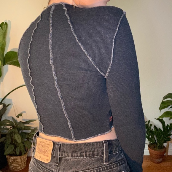 🚨SOLD Cropped Black Top - Picture 2 of 2